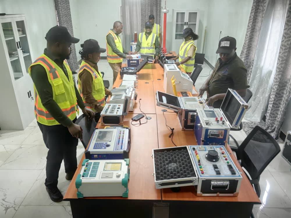 Équipe C.E.M.M.ELEC préparant les appareils de contrôle électrique