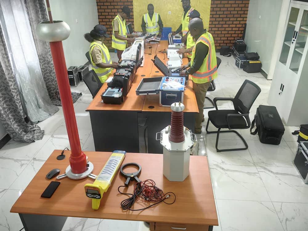 Équipe C.E.M.M.ELEC avec équipements de maintenance et de test