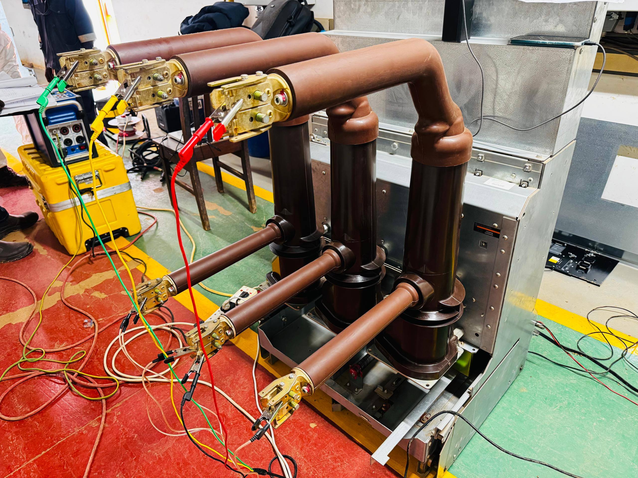 Raccordements de test sur le disjoncteur MT 33 kV