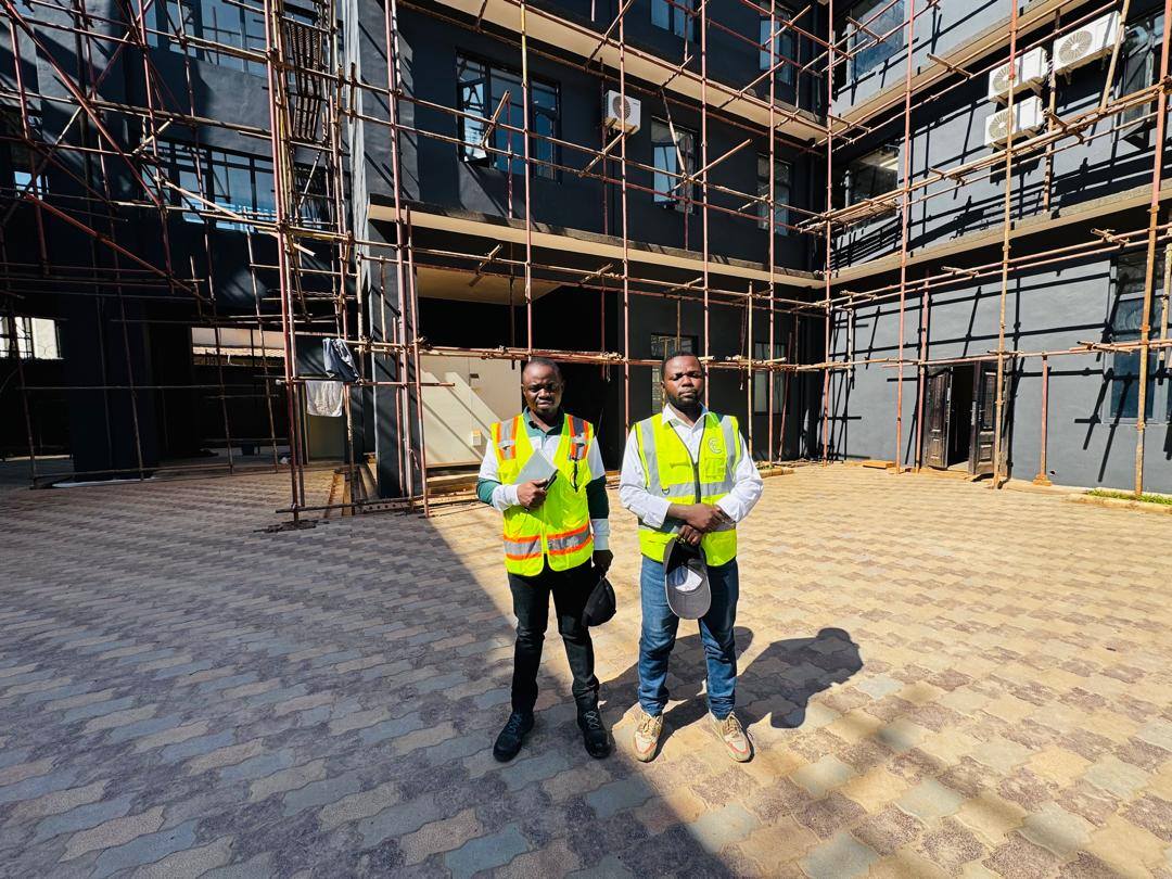 Suivi de chantier devant bâtiment en construction
