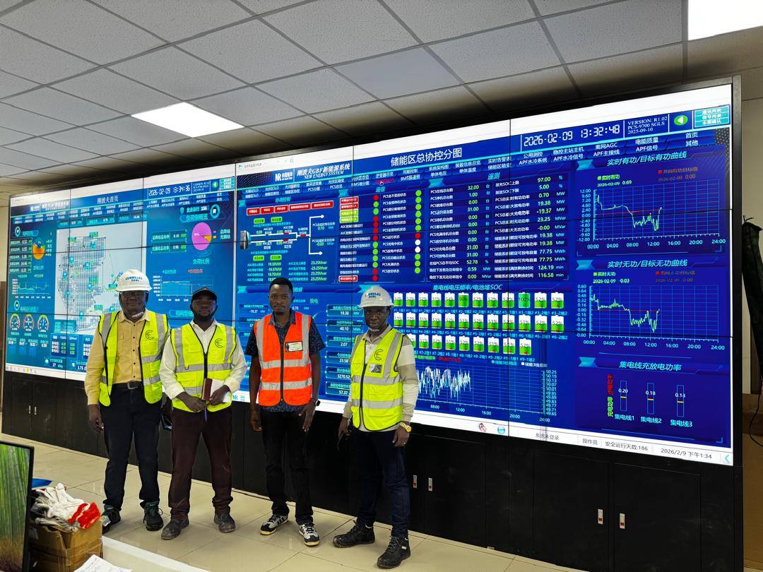 Équipe devant un mur de supervision SCADA