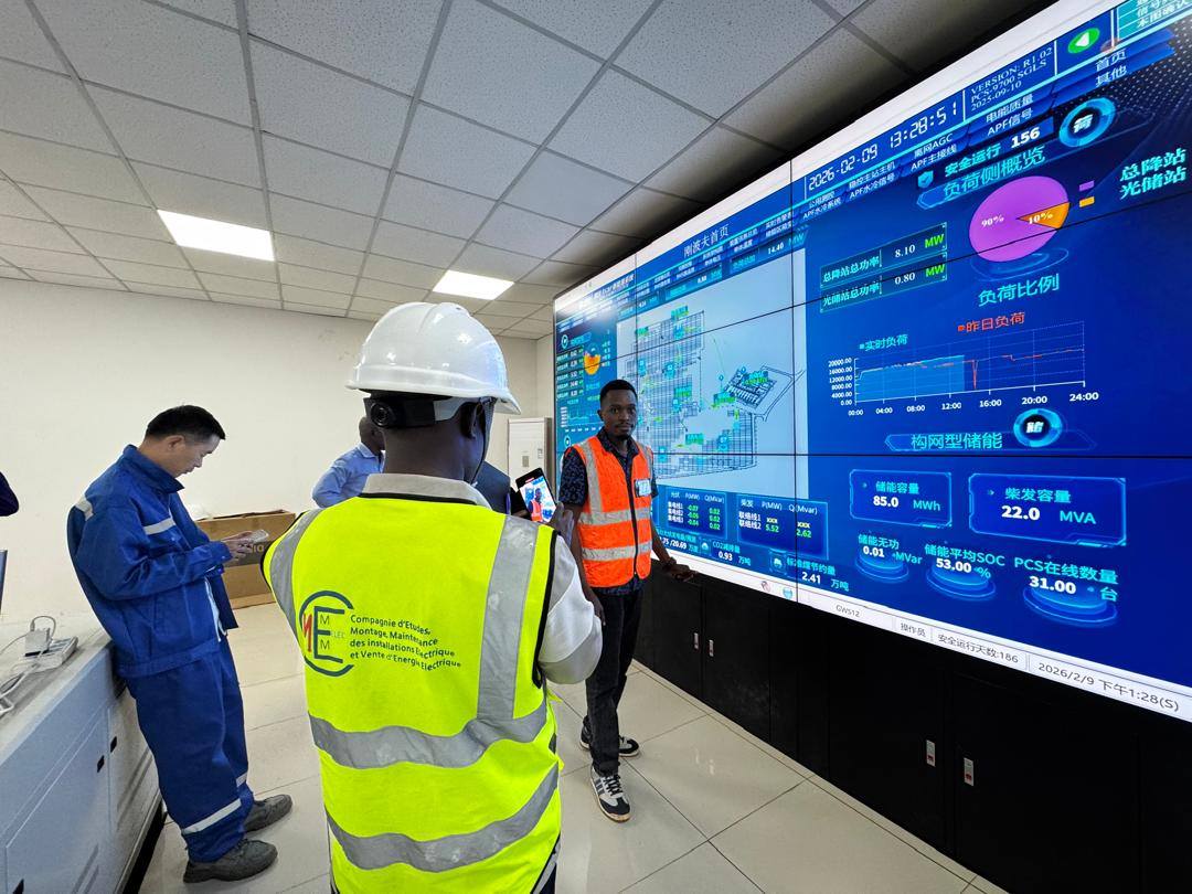 Visite de salle de supervision électrique